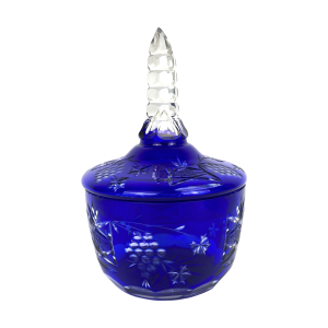 Boheems kristallen kobalt blauwe bonbonnière met deksel. Fraai geslepen. Totale hoogte: 30 cm. Diameter: 18 cm. Met enkele kleine chips aan de binnenrand deksel. Verder in uitstekende staat.