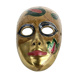 Decoratief Vicoriaans messing met emaille masker. In fraaie kleuren. Hoog: 16 cm, breed: 13 cm, diep: 6 cm. In uitstekende staat.