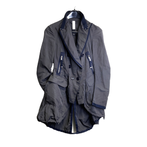 Zwarte dames jas van High use - Interfashion Spa Rimini-Italy. Maat 36. Kleur: antraciet met blauwe accenten. Met twee rits zakken, ceintuur en onderaan een trekkoord. Lengte: 93 cm. Van oksel tot oksel: 42 cm. Mouwlengte vanaf de schoudernaad: 64 cm. Wasbaar op 30 graden. In uitstekende staat.