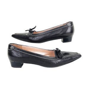 Zwarte leren instap pumps van Voltan. Italiaans design. Maat 38. Zo goed als nieuw. Met strikje en witte stiksels. Leer gevoerd en kunststof zool. Hakhoogte: 2,5 cm. Geen uitneembare binnenzool.