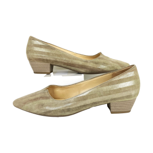 Beige dames instappers van Gabor. Maat 41 (7,5). Model 82.130. Normale pasvorm. Suède buitenkant, leer gevoerd. Binnenzool niet uitneembaar. Rubber zool. Hakhoogte: 3 cm. Met spie aan het voorblad zodat deze gemakkelijk aan de voet zit. Zo goed als nieuw. Voor iedere gelegenheid.