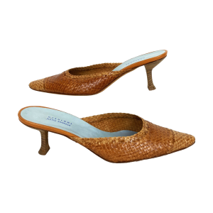 Handgevlochten camelkleurige muiltjes van Nebuloni Flavio Zanasca (Italië). Maat 38,5. Met leren zool. Hakhoogte: 6,5 cm. In uitstekende staat.