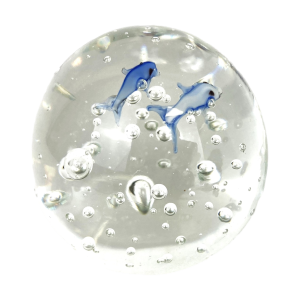 Glazen bol presse-papier met dolfijnen en luchtbellen. Hoogte: 8 cm. In uitstekende staat.