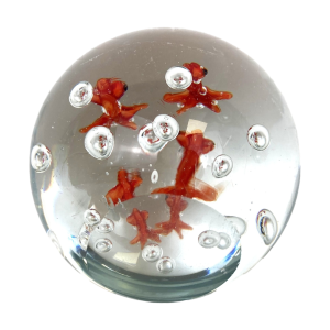 Glazen bol presse-papier met goudvisjes en luchtbellen. Hoogte: 8 cm. In uitstekende staat.