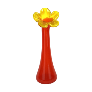 Glazen solifleur vaas met bloem. In Amberina Legras stijl. Kleur: rood met geel. Hoog: 29 cm. Breed: 10 cm. Met luchtbelletjes in het glas. In nieuwstaat.