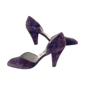 Paarse suède pumps van Sergio Rossi (Italië). Maat 38,5. Leer gevoerd. Hoogte suède hak: 7 cm. Fraai gedecoreerd met een bloem. Onderkant van één hak ontbreekt, verder in goede staat. Nieuwprijs: ca. 500 euro.
