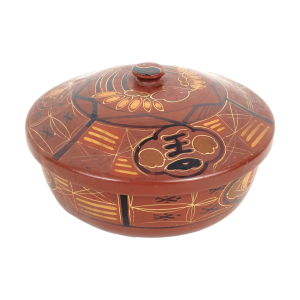 Japanse handbeschilderde rijstkom c.q. lakdoos met deksel. Kleur: oranje-bruin. Gedecoreerd met Aziatische motieven en  het yin yang décor in goud met zwart. Diameter: 18 cm. Hoog: 7 cm. Midden 20e eeuw. Met kleine beschadigingen.
