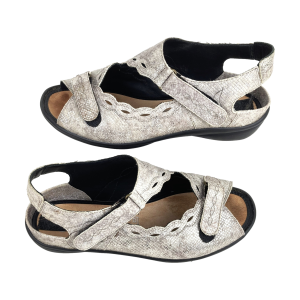 Zilverkleurige leren dames sandalen van Durea. Model 7326. Maat 39 (6). Met glittereffect en verstelbare klittenbanden voor een perfecte sluiting. Leer gevoerd. Rubber zool. Binnenzolen ontbreken maar kunnen vervangen worden door steunzolen. In goede staat. Nieuwprijs: 149,95.