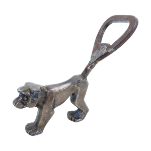 Metalen flesopener in de vorm van een aap. Jaren ’20. Afmeting: 9 cm breed x 6 cm hoog. Uniek verzamel object!