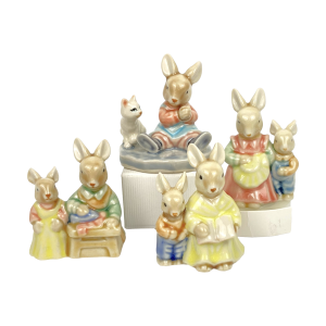 4 Porseleinen beeldjes van haasjes/bunnies. Uit de Story time collection van Albert Kessler. Made in England. Jaren '70-'80. Handbeschilderd en geglazuurd. Hoog: 6-6,5 cm. Breed: 5-5,5 cm. Onbeschadigd.
