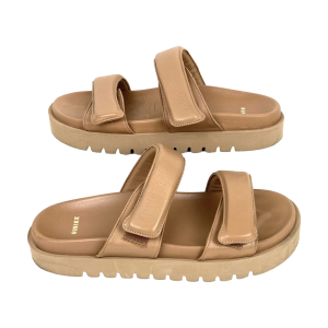 Zo goed als nieuwe camelkleurige leren Nubikk slippers. Model Kae Jones. Maat 40. Handgemaakt in Spanje van hoogwaardig leer. Lichtgewicht zool. Met klittenband sluiting. Vlakke zool. Perfect te combineren met een jurk of jeans. Nieuwprijs: 140,00.