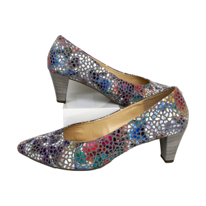 Meerkleurige leren pumps van Gabor. Maat 40,5 (7). Gemaakt in Portugal. In de kleuren roze, wit, rood, blauw, paars, oranje, zwart, dus overal bij te dragen. Leer gevoerd en leren binnenzool (niet uitneembaar). Kunststof zool. Hakhoogte: 5,5 cm. Zo goed als nieuw.