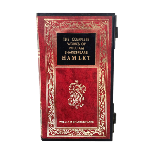 Electrische tafelaansteker en speeldoos in de vorm van een stapel boekende boeken van William Shakespeare. Merk: I.M. Corona. Jaren '60/'70. De boeken zijn Julius Caesar, Romeo en Julia en Hamlet. Batterijen zijn vereist om de aansteker te laten werken (werking niet bekend). Na openen van het deksel en aandraaien van het sleuteltje klinkt er een muziekje. Te gebruiken voor het opbergen van b.v. sigaretten of juwelen. Instructieboekje ontbreekt. In goede staat.