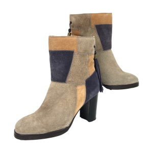 Suède dames enkellaarsjes van Lazamani. Maat 37. Kleur: blauw/taupe/camel. Met ritsje, kwastje aan achterkant en blokhak van 8,5 cm. Materiaal buitenzijde: suède.  Voering: leer. Zool: rubber. Zo goed als nieuw.