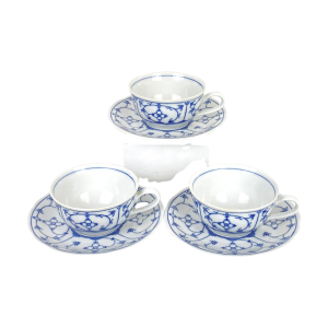 3 Porseleinen thee kop- en schotels van Winterling. Décor Blau Saks. Met schulprand. Afmeting: Kopje: diameter 9,5 cm, hoog: 5 cm. Schotel: diameter 15 cm. In uitstekende staat.