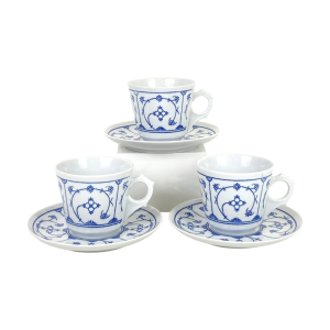 3 Porseleinen koffie kop- en schotels van Jäger Eisenberg. Décor Blau Saks. Afmeting: Kopje: diameter 8 cm, hoog: 7 cm. Schotel: diameter 13 cm. In uitstekende staat.