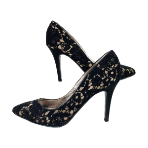 Dames schoenen met naaldhak van Adolfo Dominguez. Maat 41. Kleur: goudkleurige ondergrond met zwart kant. Materiaal: stof en leer. Zool: rubber. Hakhoogte: 10 cm. In uitstekende staat.