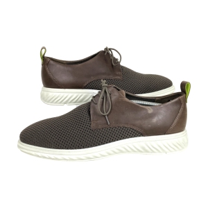Bruine lichtgewicht heren sneakers van Ecco. Model St.1 Hybrid Lite. Maat 47. Met veter sluiting. Van stof met leer. Met uitneembare leren binnenzool. Zool: rubber. Met kleine beschadiging van het leer.