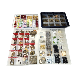 Image of Knutsel materiaal – 4 Dozen – Voor sieraden, kleding enz. (Preloved)