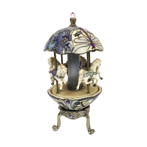 Porseleinen muziekdoos / muzikaal ei, getiteld: "Carousel of Blessings". Merk: Ardleigh Elliott. No. A6135. Speelt: The Carousel Waltz. Vorm gegeven als een carousel met paarden in Fabergé-stijl ei. Formaat: 17 cm hoog. In uitstekende staat. Zie ook de andere advertenties van muziekdoosjes.