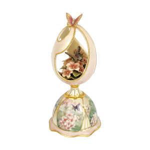 Porseleinen muziekdoosje getiteld: "Silken Wings". 1e Uitgave uit de "Flights of Fancy" Heirloom Porcelain Musical Collection. Gesigneerd: Lena Liu. Merk: Ardleigh Elliott. Speelt: "The Wind Beneath My Wings". Met prachtige bloemen en vlinders. Hoog: 19 cm. Diameter: 9 cm. In uitstekende staat. Zie ook de andere advertenties van muziekdoosjes.
