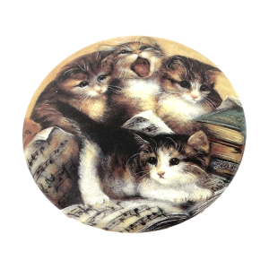 Porseleinen muziekdoosje, getiteld: Solo für eine Katzenstimme. 1e Uitgave uit de serie "Katzenkonzerte". Merk: Ardleigh Elliott (Produkt nr. 73821. Melodie: "Erinnerung" uit de Musical "Cats". Genummerd aan onderzijde. Formaat: breed: 8 cm; hoog: 3,5 cm. In uitstekende staat. Zie ook de andere advertenties van muziekdoosjes.