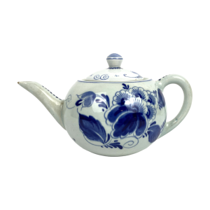 Delfts blauw keramieken theepotje van Plateelbakkerij Schoonhoven. Datering: na 1946 (jaren '50). Met floraal décor. Gemerkt aan onderzijde. In uitstekende staat.