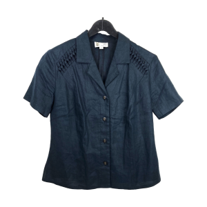 Donker blauwe 100% linnen blouse van Edgar Vos. Maat 36. Gemerkt: Edgar Vos G.E. Design. Getailleerd, met knoopsluiting en revers kraag. Hoogte: 62 cm. Van oksel tot oksel: 46 cm. In nieuwstaat.