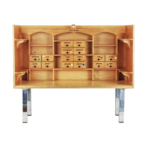 Groot handgemaakt houten speelgoedwinkel, genaamd Lisa's winkel. Met diverse lades. Op metalen poten (hoog: 20 cm). Afmeting: 67 lang x 35 hoog x 31 diep. Uitsluitend afhalen.
