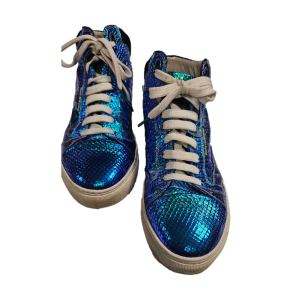 Unieke Floris van Bommel Premium herensneakers. Deze limited edition blinkt uit door de opvallende blauw metallic reptielenprint en hoogwaardige afwerking. Een echte eyecatcher voor een scherpe prijs.