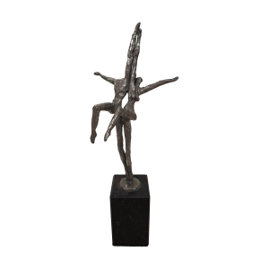 Sculptuur van een danspaar op een sokkel.