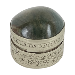 Image of Snuisterijdoosje / Pillendoosje met groene edelsteen cabochon (Preloved)